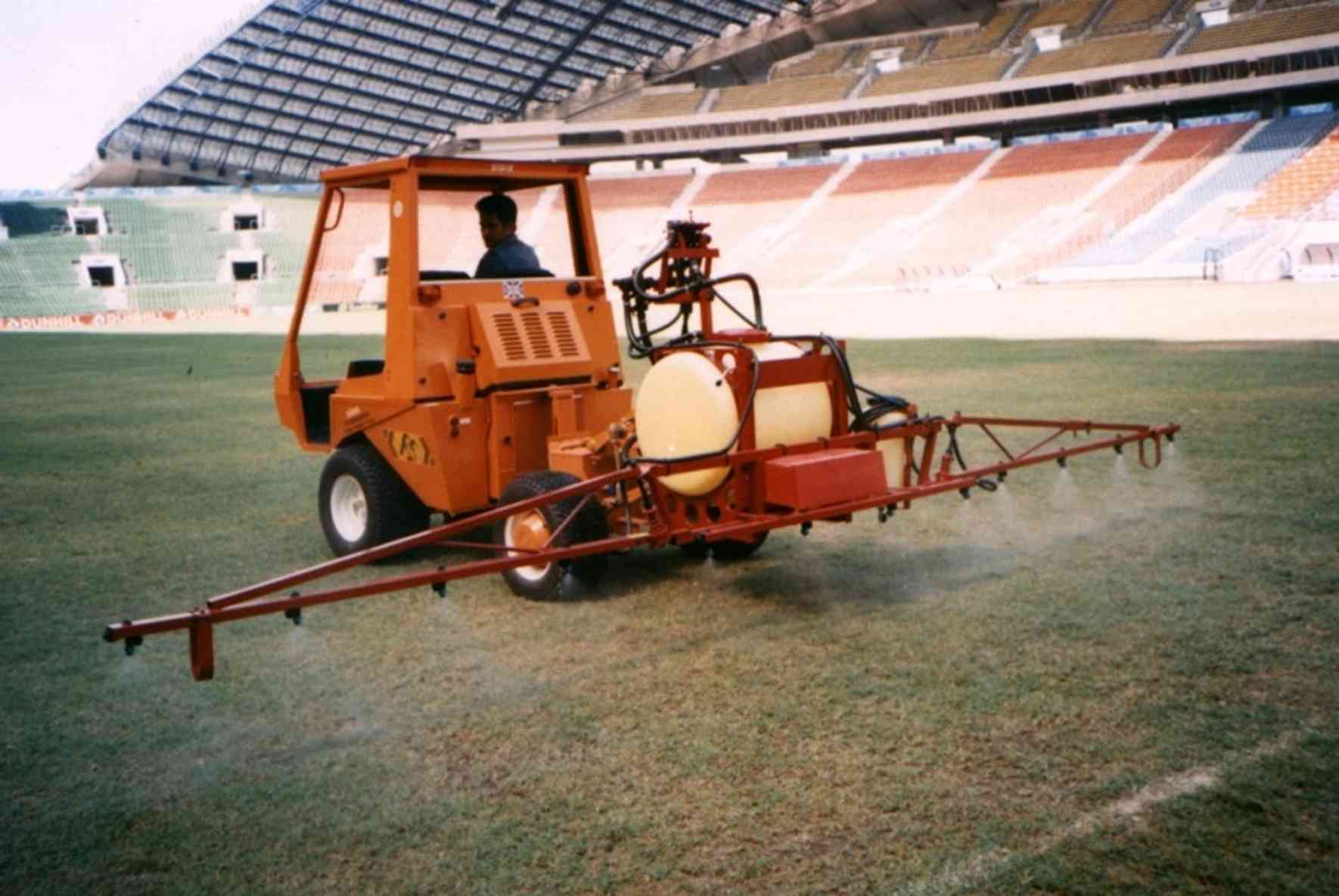 HARDI BOOM SPRAYER